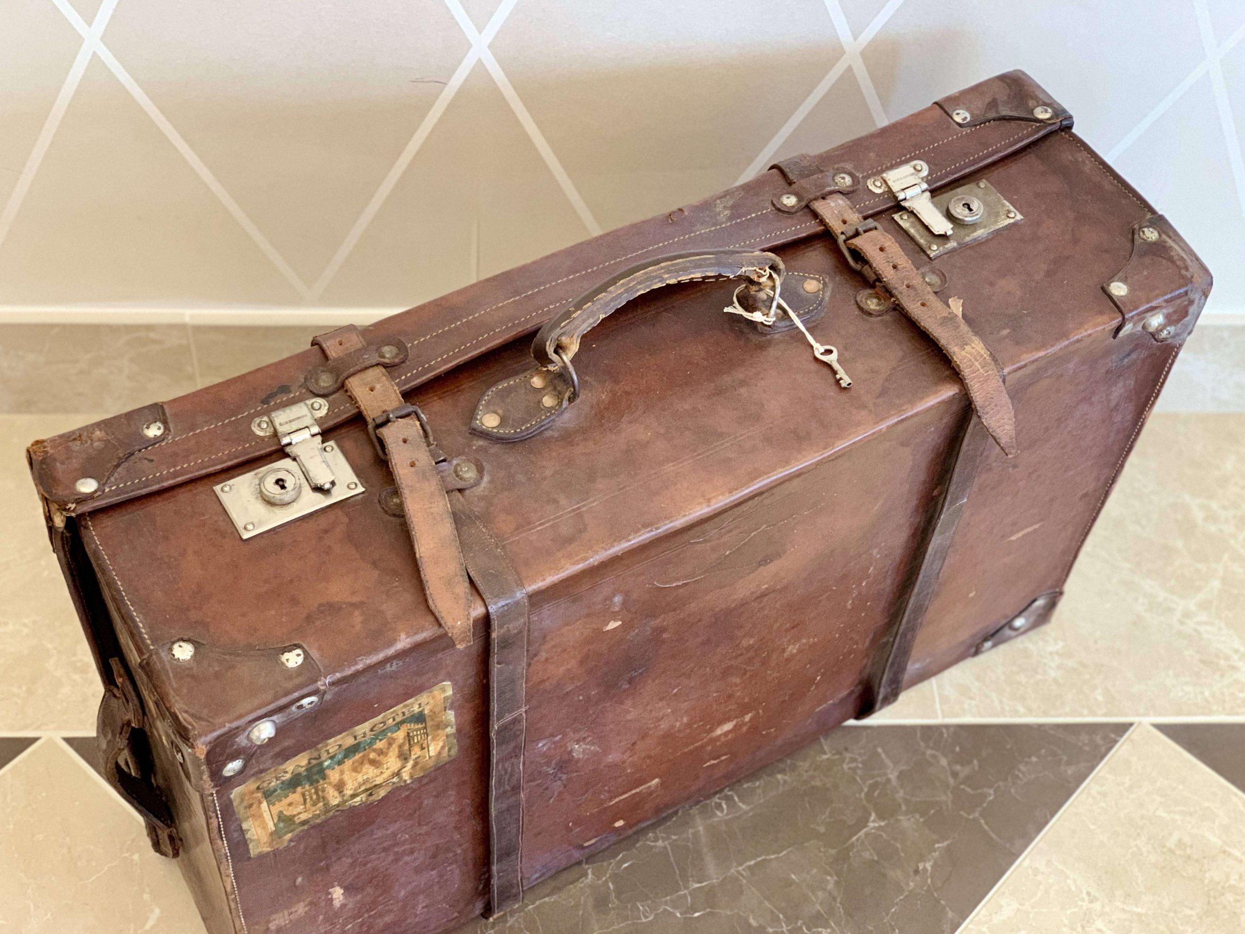Valigia da viaggio vintage in pelle solida con copertura antipioggia -   Italia