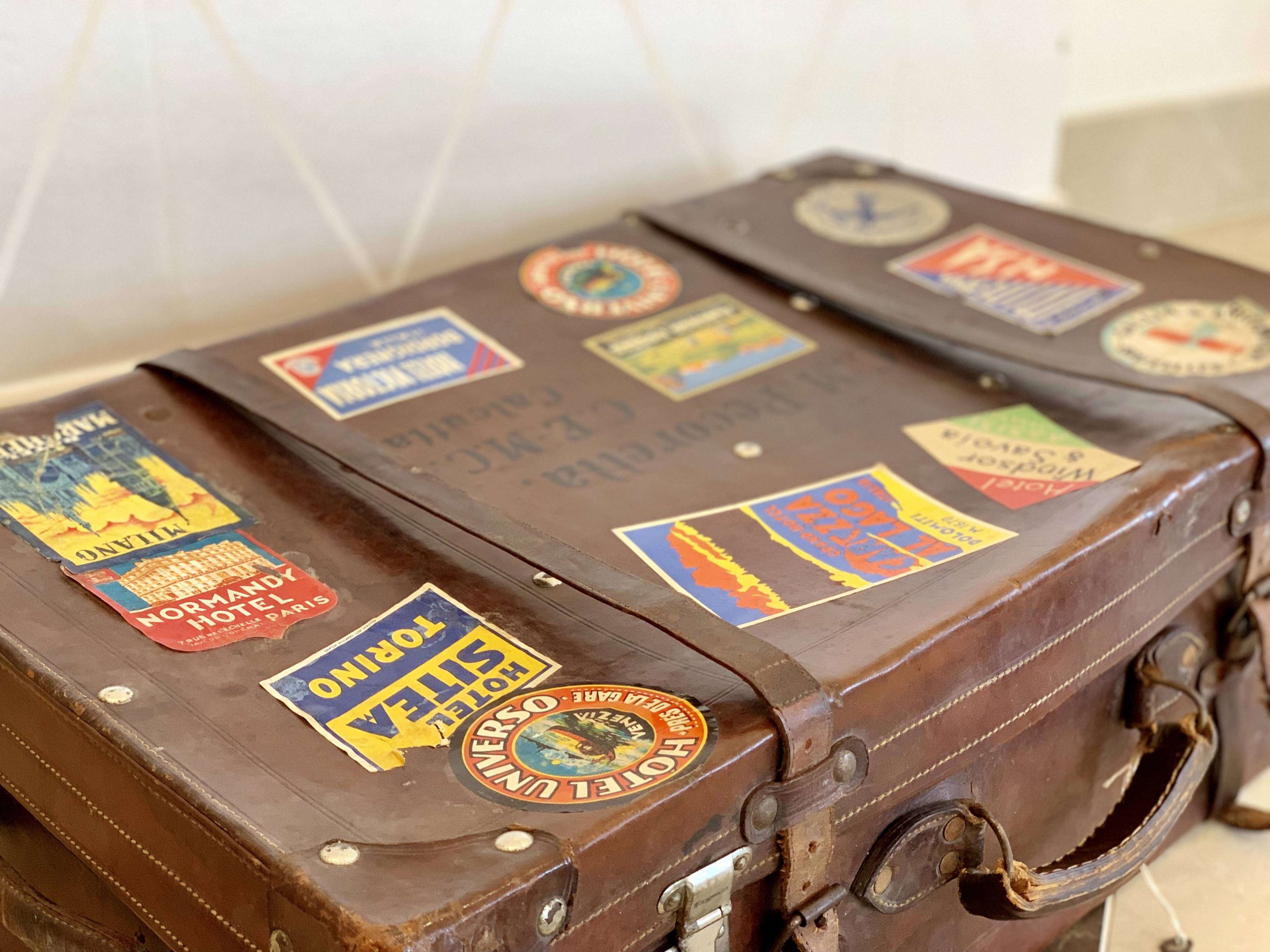 Valigia in cuoio con cinghie e adesivi hotel – Vintage Experience