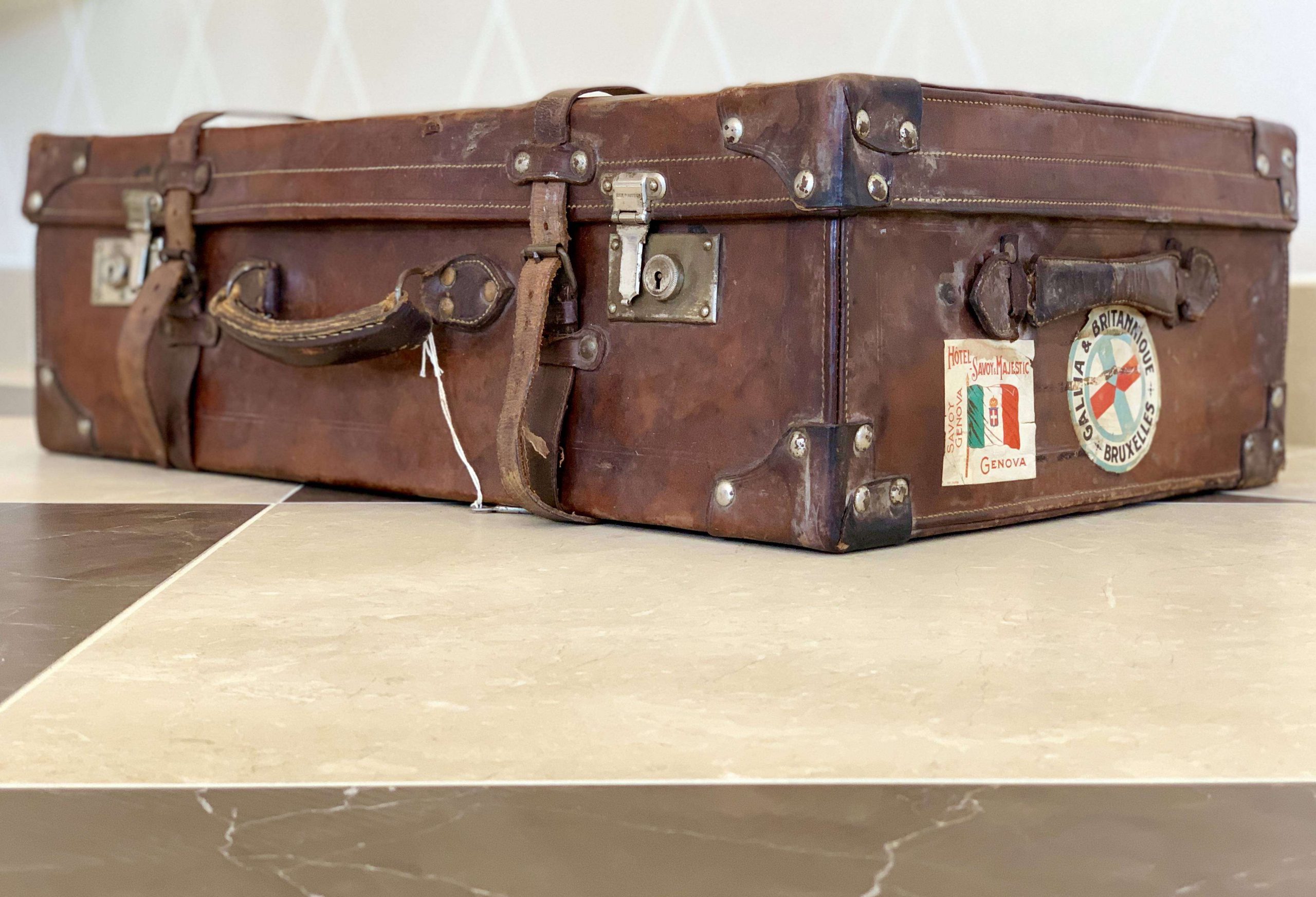 Valigia da viaggio vintage in pelle solida con copertura antipioggia -   Italia